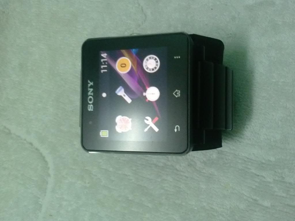 SmartWatch 2 Sony lên sàn trong đêm
