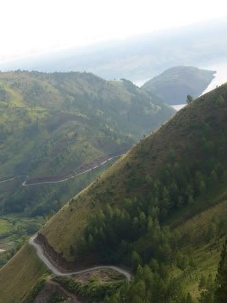 Jalanan meliuk di seputaran bukit Danau Toba